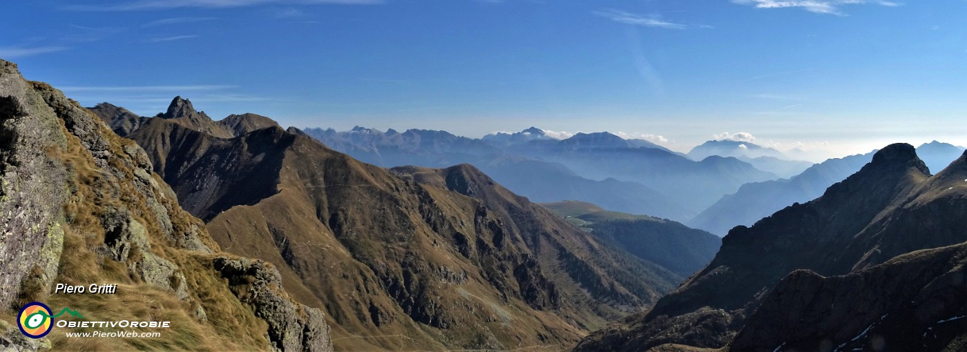 88 Ed ora scendo nel canalino e nella Val Salmurano sul sent. 108.jpg